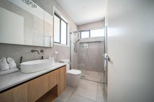 Comfortable 5BR Stay in Prime Sunnybank with Pool