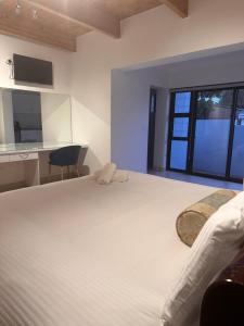 Gigi At The Palm Tree