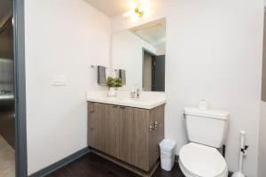 Lovely 3BR Apt With Balcony And Rooftop Pool Plus Views