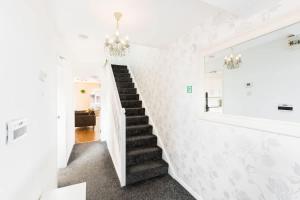 4-Bed Home for Contractors - Parking - Walk to Hospital