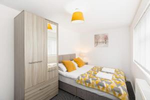 4-Bed Home for Contractors - Parking - Walk to Hospital