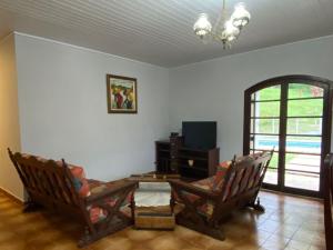 Sítio com piscina, churrasqueira e área arborizada