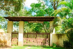 Sítio com piscina, churrasqueira e área arborizada