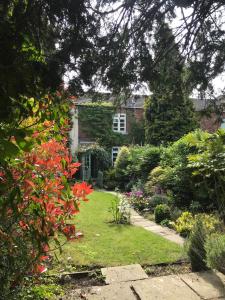 Two bedroomed Cosy cottage close to Wakefield and motorway networks Ideal for long stays and contractors