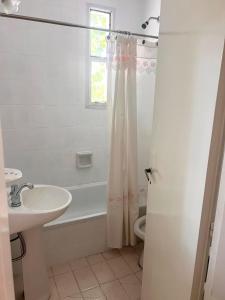 Departamento acogedor con balcón y vista a los árboles