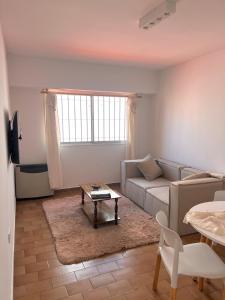 Departamento acogedor con balcón y vista a los árboles