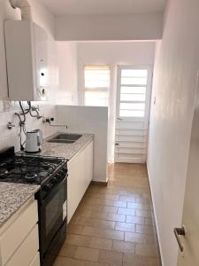 Departamento acogedor con balcón y vista a los árboles