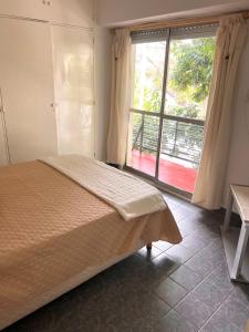 Departamento acogedor con balcón y vista a los árboles