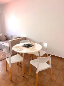 Departamento acogedor con balcón y vista a los árboles