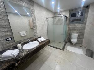 Contemporary 3 Bedroom City Stay in October By Kemetland