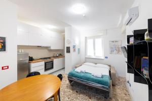 Metro M3 - 10 min Duomo - Cozy Apt W Balcony and AC
