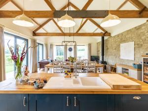 4 Bed in Melbury Abbas 48814