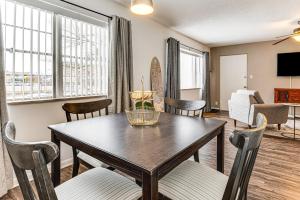 Walk to Park and Cafe Cozy Indianapolis Getaway