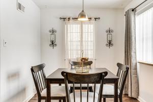 Walk to Park and Cafe Cozy Indianapolis Getaway