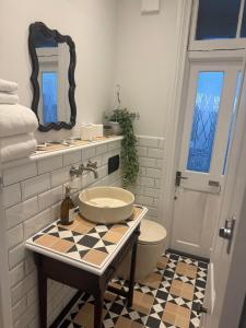 Chic Victorian 2BR with Water Views