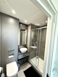 Pandanest elegant apt with views