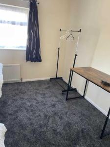Spacious 4 Bed Contractor House Free Parking