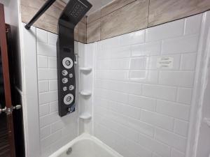 Niagara Street Revival House - 3 Bedroom 2 Bathroom Freestanding Home