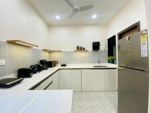 Urban Nomad Corner - 1BHK Apartment with Pool & Kitchen - 1KM to Beach
