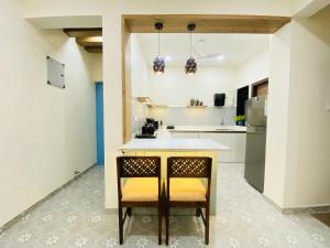 Urban Nomad Corner - 1BHK Near Candolim Beach with Pool, Kitchen, Parking & WiFi