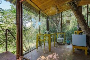 Casa de Vidro na Mata há 90km de São Paulo, com Lago, Piscina, Caiaque, Stand UP, Cascata e Escorrega no Lago - Quinta do Vale Itatiba