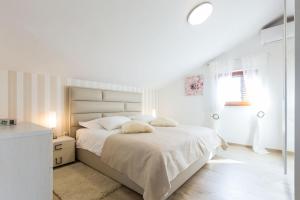 Villa Tina with Swimming Pool, Tennis court, Games room, Sauna, Gym, BBQ