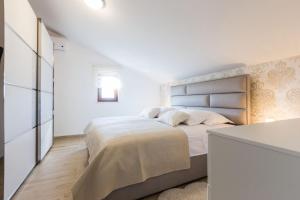 Villa Tina with Swimming Pool, Tennis court, Games room, Sauna, Gym, BBQ