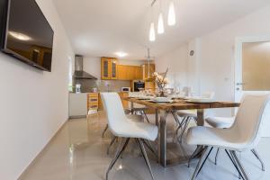 Villa Tina with Swimming Pool, Tennis court, Games room, Sauna, Gym, BBQ