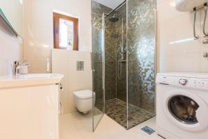 Villa Tina with Swimming Pool, Tennis court, Games room, Sauna, Gym, BBQ