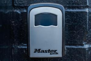 "Furnished Rentals Direct" DominionHouse cul-de-sac Home for 6 people in Anfield near LFC, Goodison Park, Free Street Parking, Suits Travellers, contractors and Family, Near Football action and 10 minutes drive to Liverpool City Centre