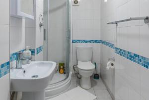 "Furnished Rentals Direct" DominionHouse cul-de-sac Home for 6 people in Anfield near LFC, Goodison Park, Free Street Parking, Suits Travellers, contractors and Family, Near Football action and 10 minutes drive to Liverpool City Centre