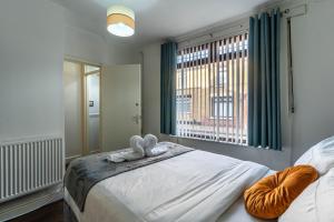 "Furnished Rentals Direct" DominionHouse cul-de-sac Home for 6 people in Anfield near LFC, Goodison Park, Free Street Parking, Suits Travellers, contractors and Family, Near Football action and 10 minutes drive to Liverpool City Centre