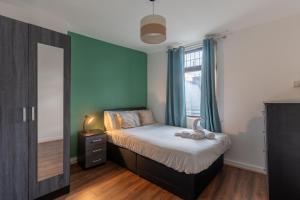 "Furnished Rentals Direct" DominionHouse cul-de-sac Home for 6 people in Anfield near LFC, Goodison Park, Free Street Parking, Suits Travellers, contractors and Family, Near Football action and 10 minutes drive to Liverpool City Centre