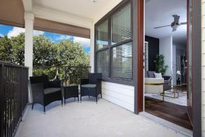 Cozy 2BR w Pool Gym Near Rvrwalk Dome Conv Ctr