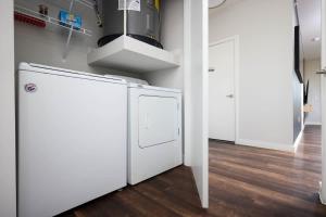 Cozy 2BR w Pool Gym Near Rvrwalk Dome Conv Ctr