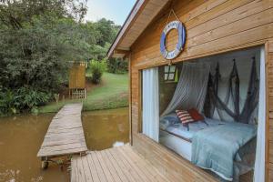 Quinta do Vale: Casa flutuante, 90km de SP - Lago, cascata, piscina, tranquilidade