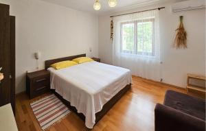 1 Bedroom Cozy Apartment In Vrbnik