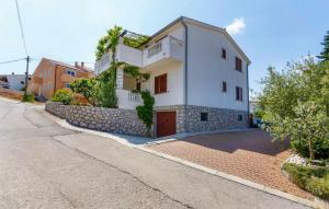 2 Bedroom Cozy Apartment In Vrbnik