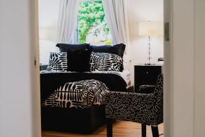 Creekside family house w yoga deck