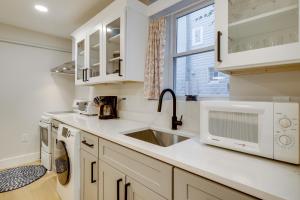 Walk to Metro and Downtown! Cozy Silver Spring Apt