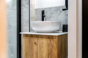 Newly renovated Atherton home by Train station