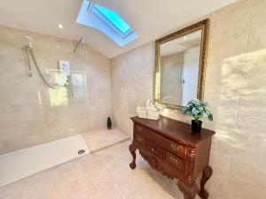 Holly Cottage - Countryside Charm