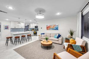 Full Duplex on Longboat Key, Walk to the Gulf + Cedars East Club Access