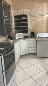 1 suíte cama king, 2 quartos com camas casal, 1 garagem, próx Basílica