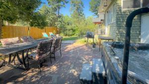 4BR Family Retreat with Hot Tub & Mountain Views Spacious Living, Fully Equipped Kitchen, Private Yard, Near Downtown Colorado Springs Attractions