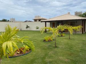 Casa com 4 suítes perto da praia