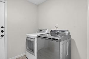 Modern 3BR Austin Stay Sleeps 8 Free Parking