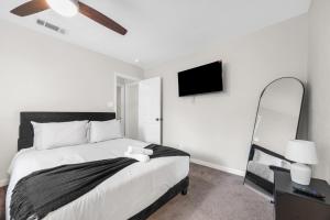 Modern 3BR Austin Stay Sleeps 8 Free Parking