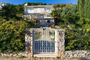 Secret Garden Barada Beach Apartment