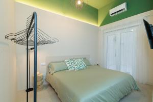 VV Isleta Urban House "by henrypole home"